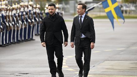 Der ukrainische Präsident Wolodymyr Selenskyj (links) wurde am Mittwoch von Regierungschef Ulf Kristersson (rechts) in Linköping begrüßt.