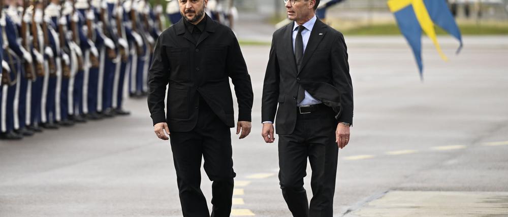 Der ukrainische Präsident Wolodymyr Selenskyj (links) wurde am Mittwoch von Regierungschef Ulf Kristersson (rechts) in Linköping begrüßt.