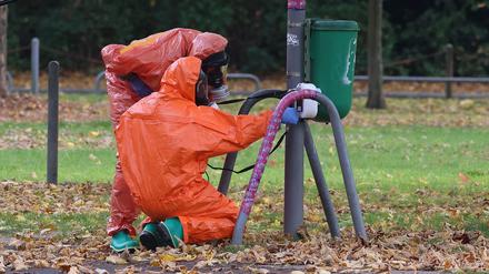 Feuerwehrleute überprüfen eine Mülltonne.