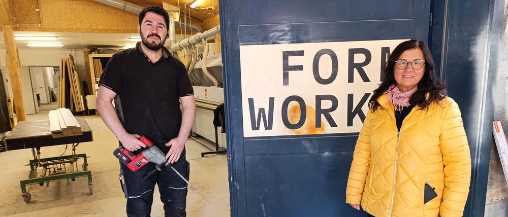 Geschäftsführerin Gönül Glowinski und ihr Mitarbeiter Mustafa Avci freuen sich auf Tesla.