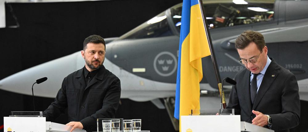 Der schwedische Ministerpräsident Ulf Kristersson (rechts) und der ukrainische Präsident Wolodymyr Selenskyj geben am 22. Oktober 2025 in Linköping, Schweden, eine gemeinsame Pressekonferenz. 