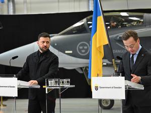 Der schwedische Ministerpräsident Ulf Kristersson (rechts) und der ukrainische Präsident Wolodymyr Selenskyj geben am 22. Oktober 2025 in Linköping, Schweden, eine gemeinsame Pressekonferenz. 