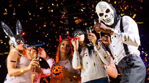 Menschen auf einer Halloween-Party.