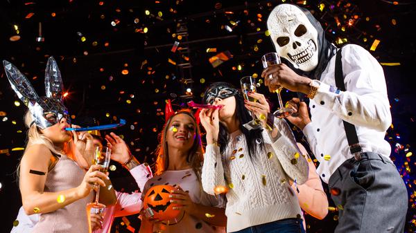 Menschen auf einer Halloween-Party.