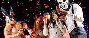 Menschen auf einer Halloween-Party. 