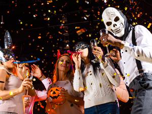 Menschen auf einer Halloween-Party. 