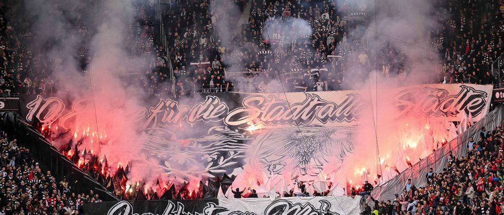 Laut Polizei gibt es einen starken Anstieg bei Verstößen mit Pyrotechnik rings um den Profifußball.