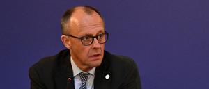 Der britische Premierminister Keir Starmer, flankiert von Bundeskanzler Friedrich Merz, leitet die Plenarsitzung des Westbalkan-Gipfels im Zentrum von London.