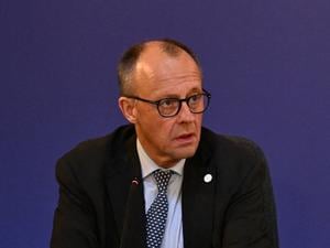 Der britische Premierminister Keir Starmer, flankiert von Bundeskanzler Friedrich Merz, leitet die Plenarsitzung des Westbalkan-Gipfels im Zentrum von London.