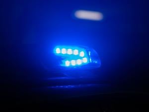 Blaulicht leuchtet auf dem Dach eines Polizeiautos (Symbolbild).
