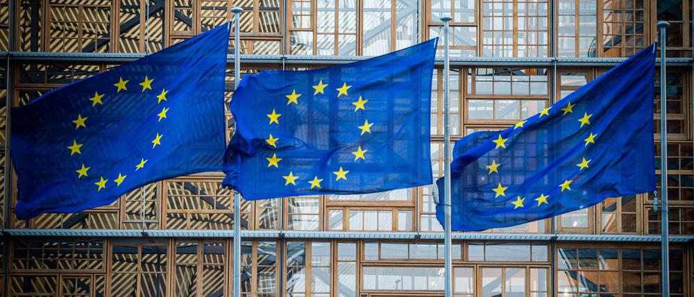 Flaggen der Europäischen Union wehen im Wind vor dem Europa-Gebäude.