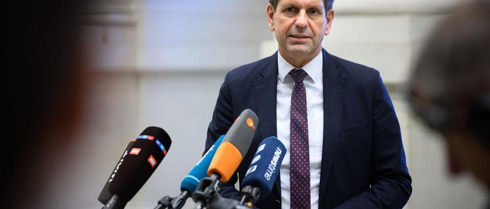 Ministerpräsident Olaf Lies (SPD) sorgt sich um die Autobranche im VW-Land Niedersachsen. (Archivbild)
