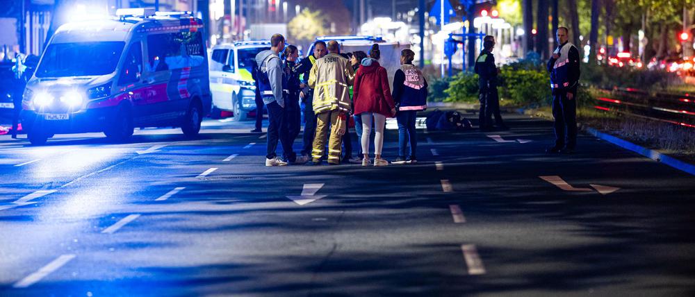 Einsatzkräfte versorgen mehrere Menschen nach einer Schießerei in Hannover.