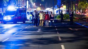 Einsatzkräfte versorgen mehrere Menschen nach einer Schießerei in Hannover. 