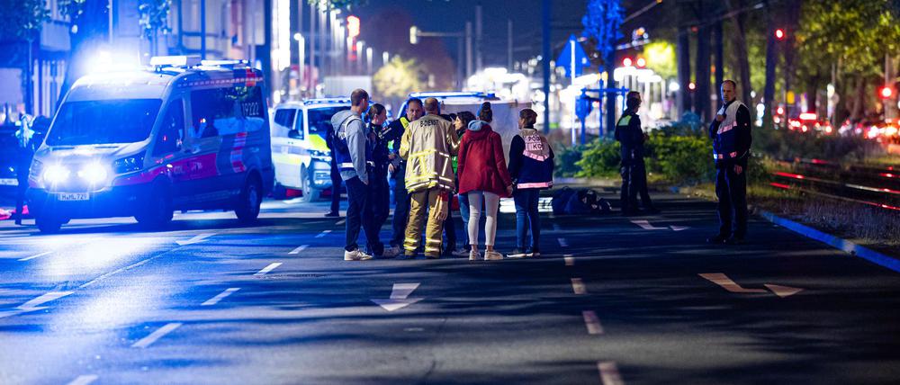 Einsatzkräfte versorgen mehrere Menschen nach einer Schießerei in Hannover.