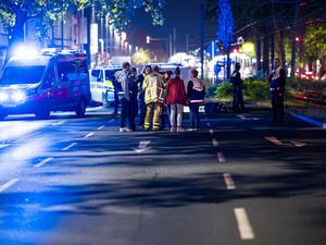 Einsatzkräfte versorgen mehrere Menschen nach einer Schießerei in Hannover. 