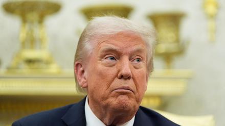 Präsident Donald Trump hört einer Frage eines Reporters zu, während er sich mit NATO-Generalsekretär Rutte im Oval Office des Weißen Hauses trifft.