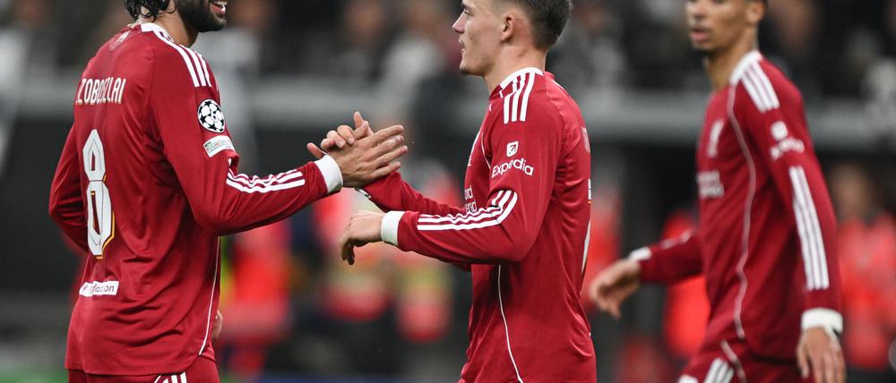 Lieferte beim 5:1 gegen Frankfurt unter anderem einen Assist für Dominik Szoboszlai (l): Liverpools Florian Wirtz (r).