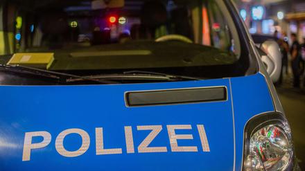 Der Fahrer fuhr bei seiner Flucht mehrfach gegen Polizeiautos. (Symbolbild)