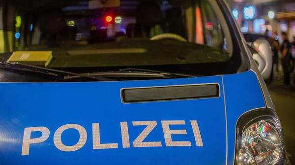 Der Fahrer fuhr bei seiner Flucht mehrfach gegen Polizeiautos. (Symbolbild)