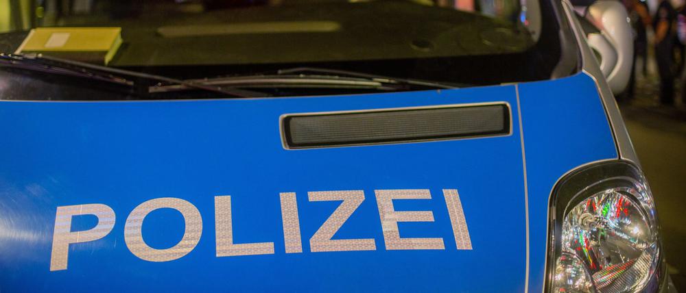 Der Fahrer fuhr bei seiner Flucht mehrfach gegen Polizeiautos. (Symbolbild)