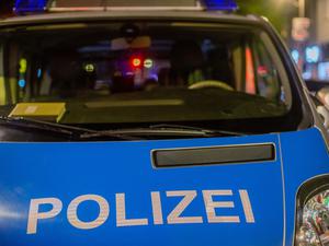 Der Fahrer fuhr bei seiner Flucht mehrfach gegen Polizeiautos. (Symbolbild)