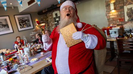 Bastian Kluth, einer der Teilnehmer der Weihnachtsmann-Schulung, zeigt sein Kostüm.
