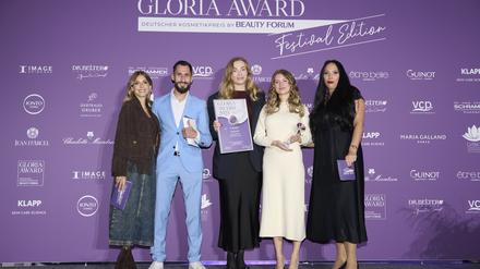Ein Moment stiller Freude: Sirith Ernst, Client Experience Manager, und Chantal Däumig, Leitende Kosmetikerin von Inanna Wellness®, nehmen den Gloria Award 2025 in der Kategorie Ambiente entgegen - eine Auszeichnung für Gestaltung, Handwerkskunst und die Poesie der Stille. // Weiterer Text über ots und www.presseportal.de/nr/173715 / Die Verwendung dieses Bildes für redaktionelle Zwecke ist unter Beachtung aller mitgeteilten Nutzungsbedingungen zulässig und dann auch honorarfrei. Veröffentlichung ausschließlich mit Bildrechte-Hinweis.