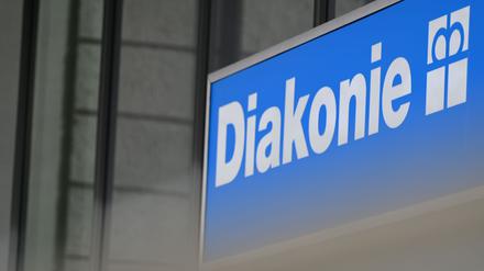 Ein Schild mit dem Logo der Diakonie.