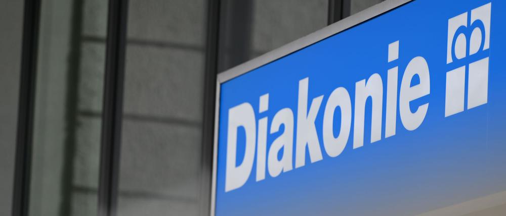 Ein Schild mit dem Logo der Diakonie.