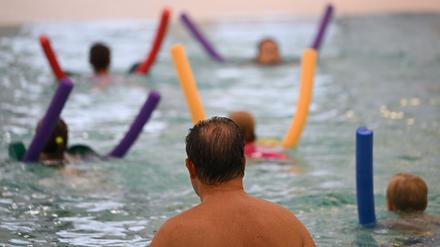 Das Projekt Wellenreiter bietet Schwimmkurse für Kinder, die sich das sonst nicht leisten könnten. 