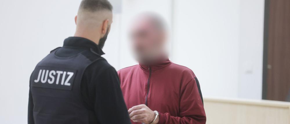 Der Angeklagte ließ über seinen Verteidiger erklären, dass er die Tat zutiefst bereue.