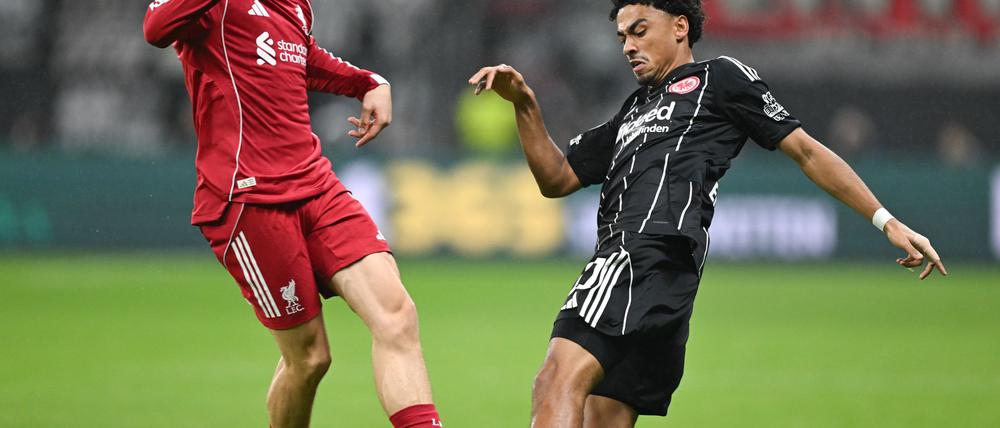 Spielte sich selbst aus und Eintracht Frankfurt um Nathaniel Brown (r) noch tiefer in die Krise: Liverpools Florian Wirtz (l).