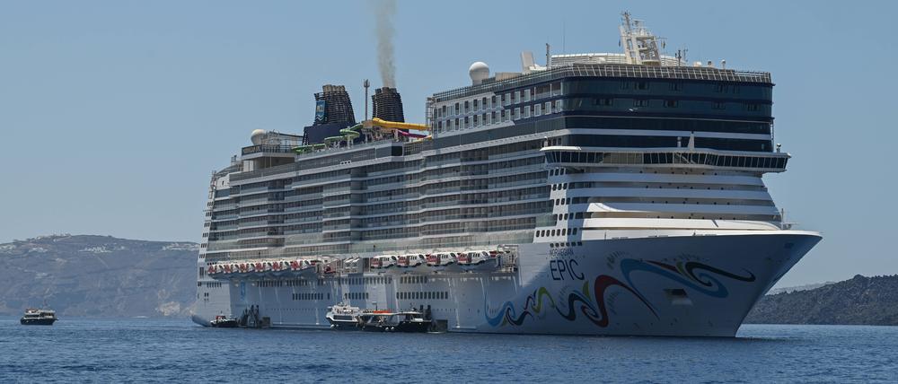 Das Kreuzfahrtschiff „Norwegian Epic“ – aufgenommen im August 2025 vor Santorini.