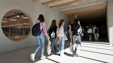 Die Schüler laufen durch das Foyer des Gymnasiums.