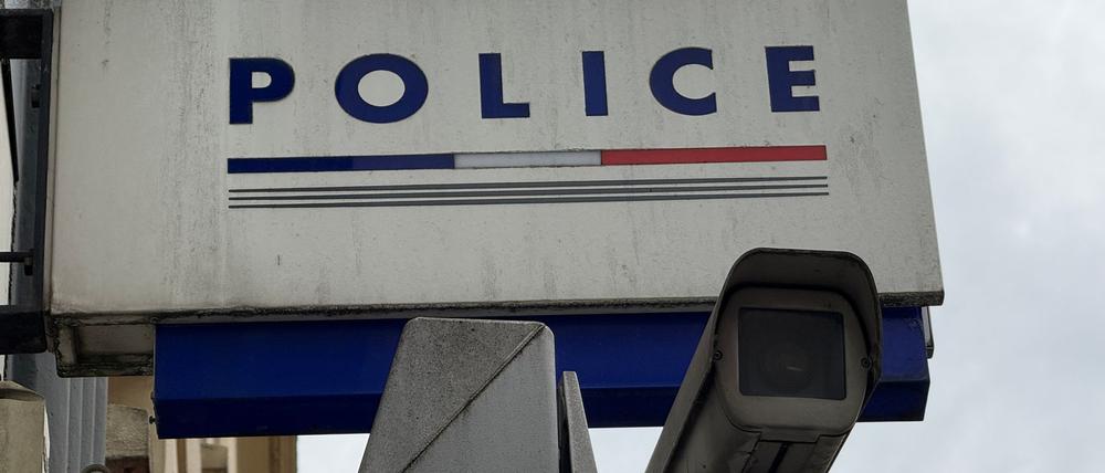 An einem Kommissariat in Frankreich hängt ein Schild mit der Aufschrift Polizei.