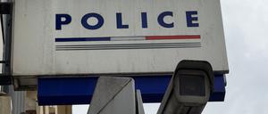 An einem Kommissariat in Frankreich hängt ein Schild mit der Aufschrift Polizei. 
