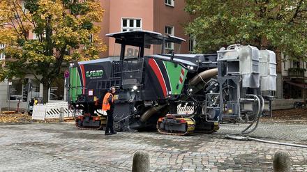 Eine Fräsmaschine fährt über die Hufelandstrasse in Berlin.
Foto: Patricia Wolf