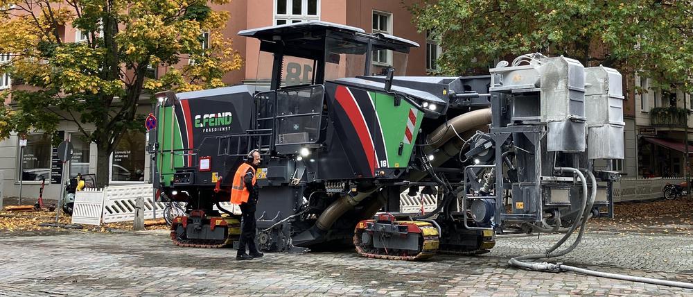 Eine Fräsmaschine fährt über die Hufelandstrasse in Berlin.
Foto: Patricia Wolf