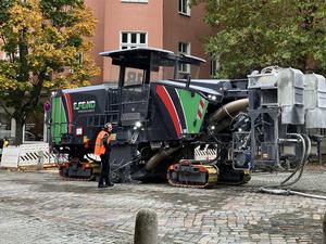 Eine Fräsmaschine fährt über die  Hufelandstrasse in Berlin.
Foto: Patricia Wolf