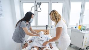 Der sogenannte „Weiße Bereich“ soll an eine echte Praxis erinnern. Patient „Olaf“ wird gefesselt und stranguliert. 