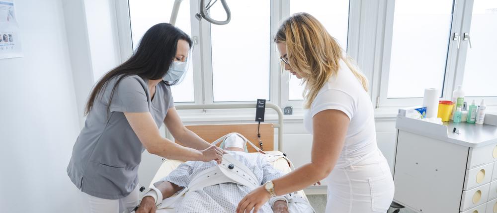 Der sogenannte „Weiße Bereich“ soll an eine echte Praxis erinnern. Patient „Olaf“ wird gefesselt und stranguliert.