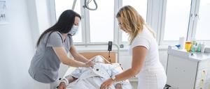 Der sogenannte „Weiße Bereich“ soll an eine echte Praxis erinnern. Patient „Olaf“ wird gefesselt und stranguliert. 