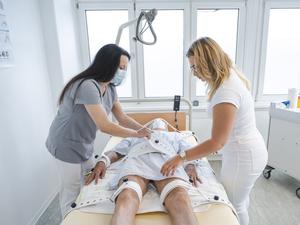 Der sogenannte „Weiße Bereich“ soll an eine echte Praxis erinnern. Patient „Olaf“ wird gefesselt und stranguliert.