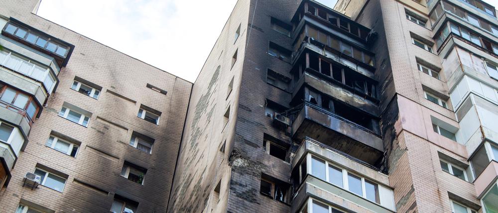 Zerstörungen an einem Wohngebäude nach einem russischen Angriff in Kiew am 22. Oktober 2025.