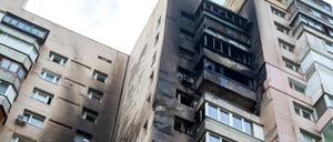 Zerstörungen an einem Wohngebäude nach einem russischen Angriff in Kiew am 22. Oktober 2025.