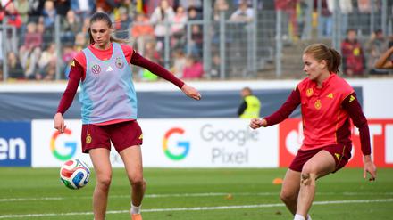 Jule Brand (li.) und Sjoeke Nüsken (re.) sind im deutschen Nationalteam Führungsspielerinnen. Im Verein kommen sie hingegen wenig zum Einsatz.