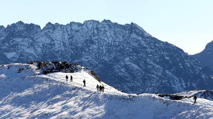 Ein verschneiter Gipfel ist in der Hohen Tatra an der polnisch-slowakischen Grenze zu sehen.