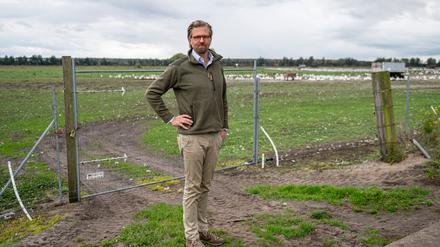Betriebsleiter Malte Voigts vor dem Gehege seiner Gänse.