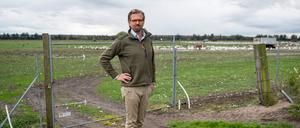 Betriebsleiter Malte Voigts vor dem Gehege seiner Gänse.